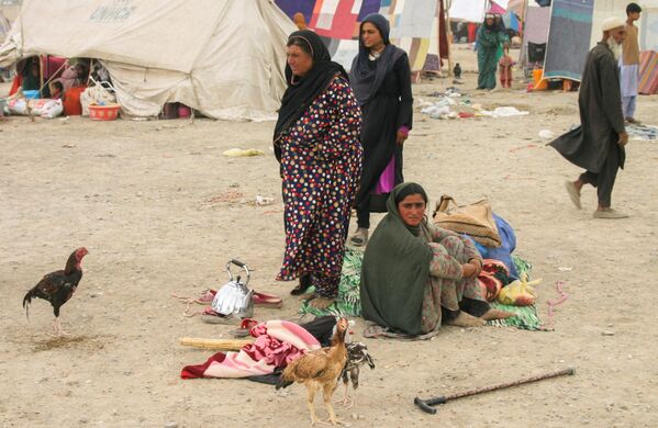 افغان ها در مرکز ایست بازرسی در نزدیکی شهر مرزی چمن پاکستان - اسپوتنیک افغانستان  