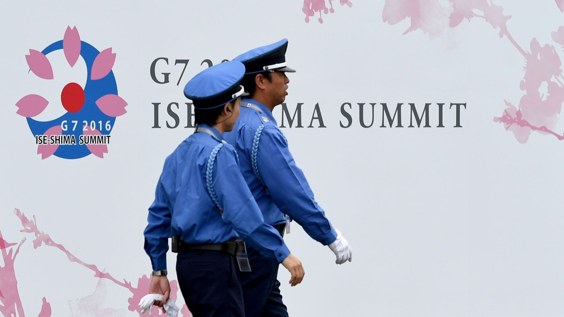 Полиция напротив логотипа саммита G7 в Японии - اسپوتنیک افغانستان  , 1920, 20.05.2023