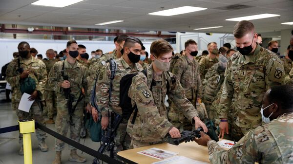 Солдаты сдают оружие после возвращения из Афганистана в США  - اسپوتنیک افغانستان  