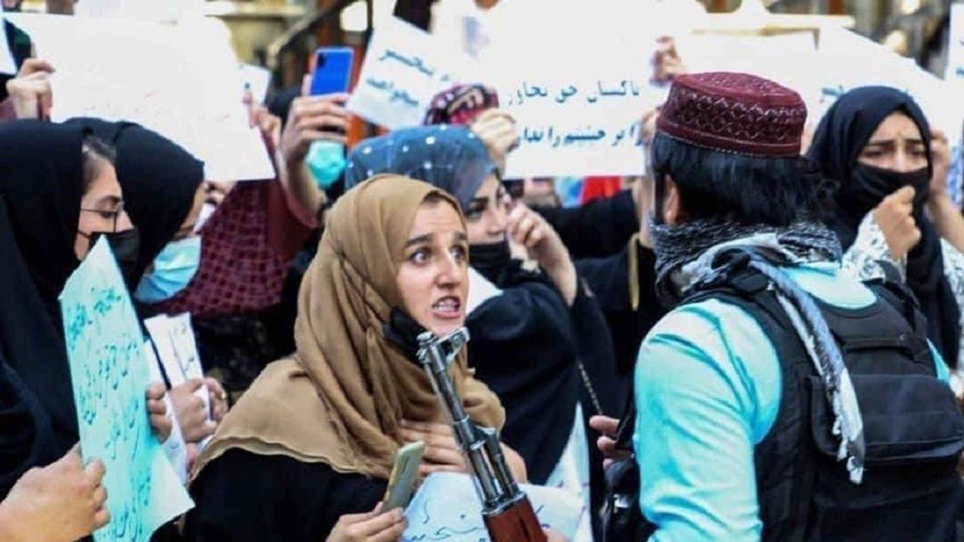 دشنام دادن طالبان به خانم‌های معترضب - اسپوتنیک افغانستان  , 1920, 09.09.2021