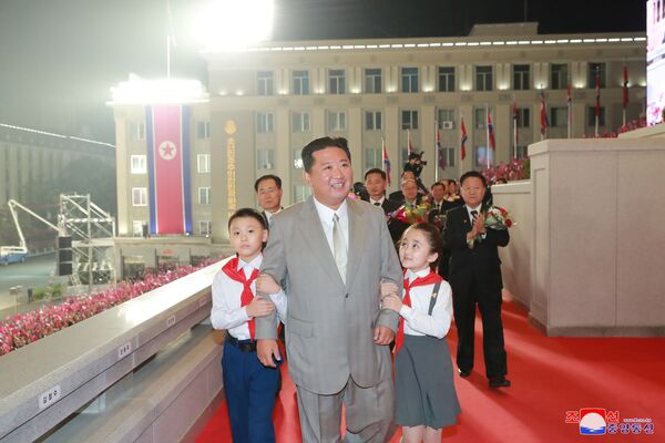 کیم جونگ اون، رهبر کوریای شمالی در رژه نظامی به افتخار هفتاد و سومین سالروز تاسیس این کشور
 - اسپوتنیک افغانستان  