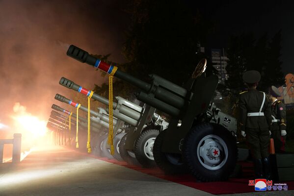 توپخانه در رژه نظامی به افتخار هفتاد و سومین سالروز تاسیس کوریای شمالی
 - اسپوتنیک افغانستان  