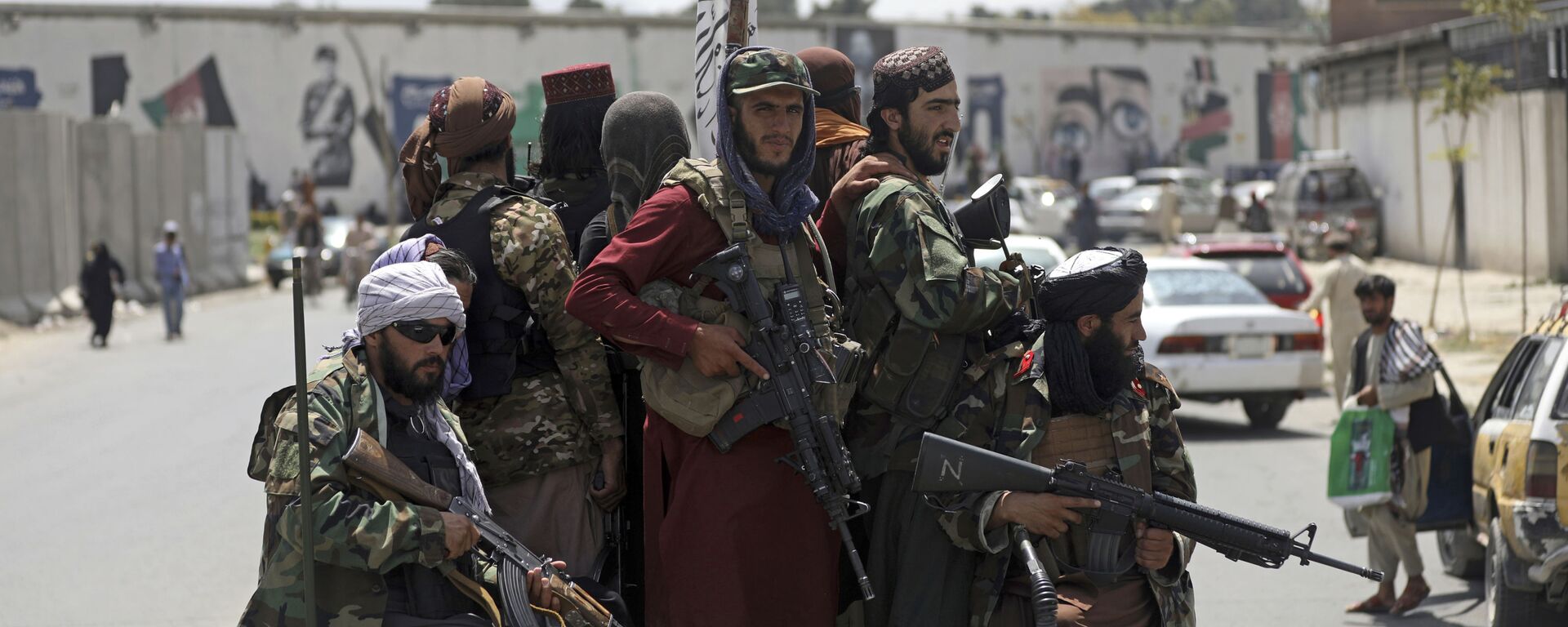 Боевики Талибана* в Кабуле, Афганистан - اسپوتنیک افغانستان  , 1920, 01.12.2021