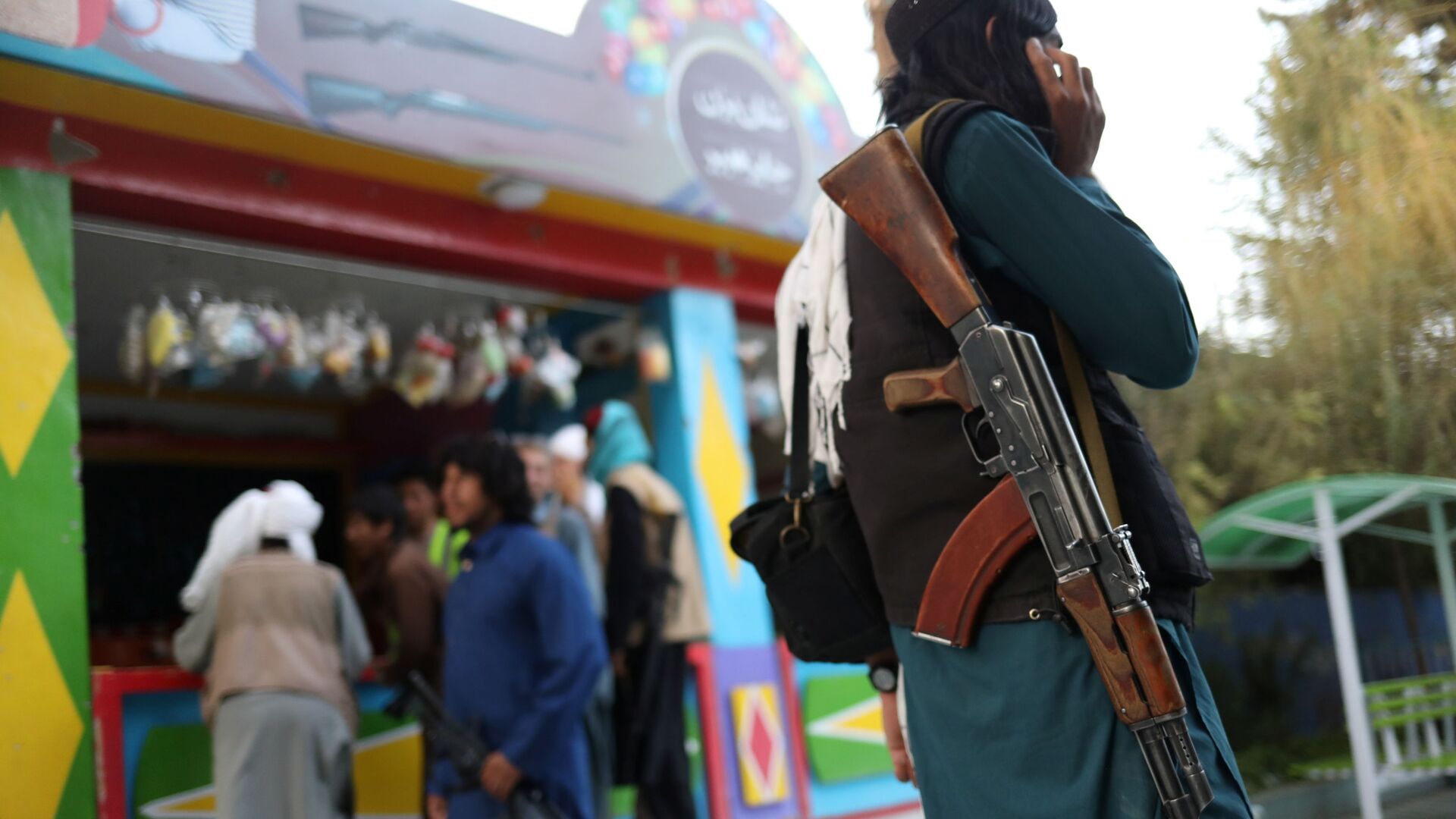 Боец Талибана* с винтовкой в парке развлечений в Кабуле - اسپوتنیک افغانستان  , 1920, 02.12.2021