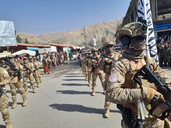 رژه نظامی قطعه «منصوری» طالبان در بدخشان - اسپوتنیک افغانستان  