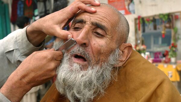 یک آرایشگر خیابانی در جلال آباد/سال 2006. - اسپوتنیک افغانستان  