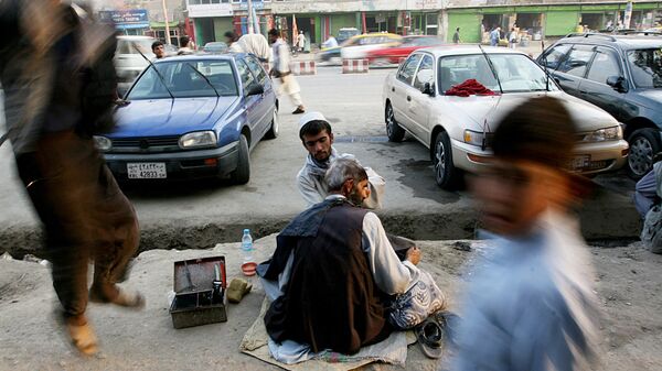 Афганский уличный парикмахер в Кабуле, 2007 год - اسپوتنیک افغانستان  