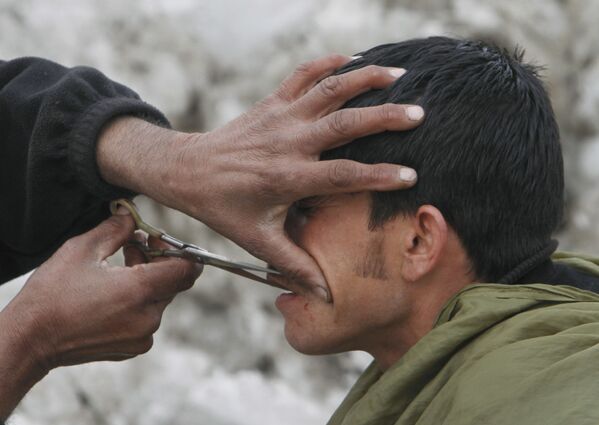 آرایشگر خیابانی در کابل/سال 2012. - اسپوتنیک افغانستان  