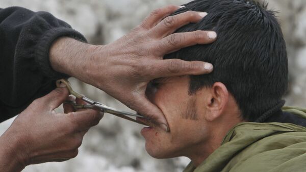 Работа уличного парикмахера в Кабуле, 2012 год - اسپوتنیک افغانستان  