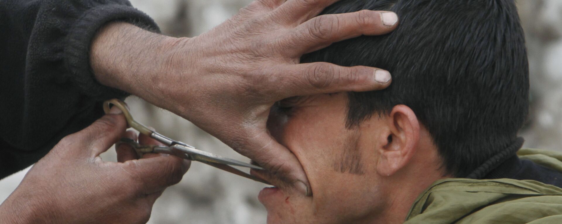 Работа уличного парикмахера в Кабуле, 2012 год - اسپوتنیک افغانستان  , 1920, 08.07.2022
