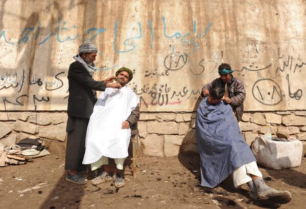 آرایشگر خیابانی در کابل/سال 2012. - اسپوتنیک افغانستان  