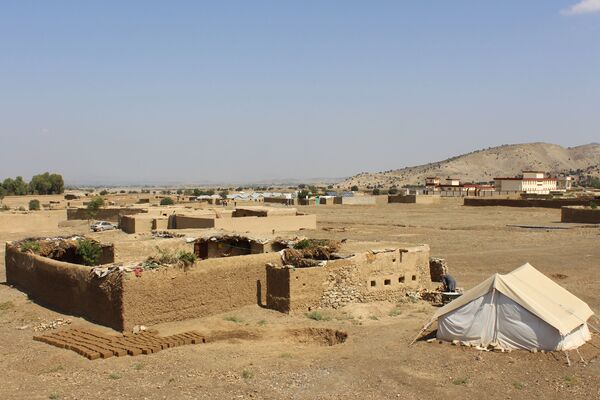 مردم از نقاط مختلف به دلیل جنگ و ازدست دادن خانه هایشان در کمپ مهاجرین زندگی می‌کنند. - اسپوتنیک افغانستان  