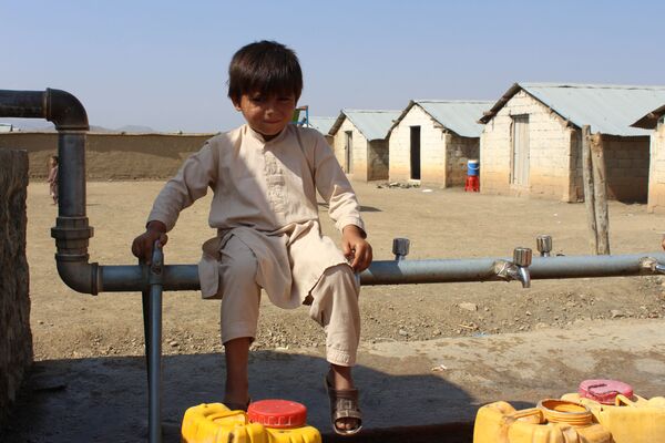 کودک خندان مهاجر در کمپ خوست. - اسپوتنیک افغانستان  