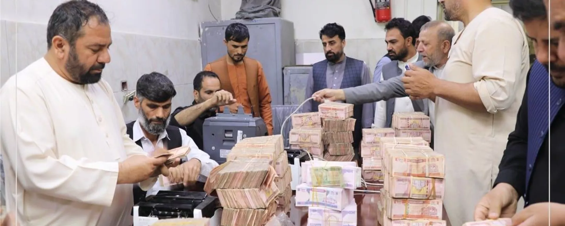 تسلیمی پول های نقد بدست آمده از بعضی نقاط افغانستان به بانک مرکزی این کشور - اسپوتنیک افغانستان  , 1920, 21.07.2023