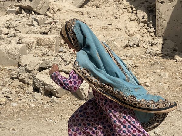دختری در ویرانه های هلمند. - اسپوتنیک افغانستان  