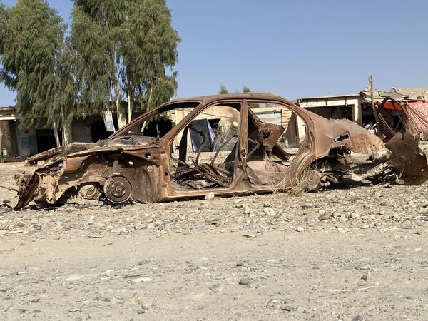 باقیمانده موتر های سوخته بر روی جاده های هلمند. - اسپوتنیک افغانستان  
