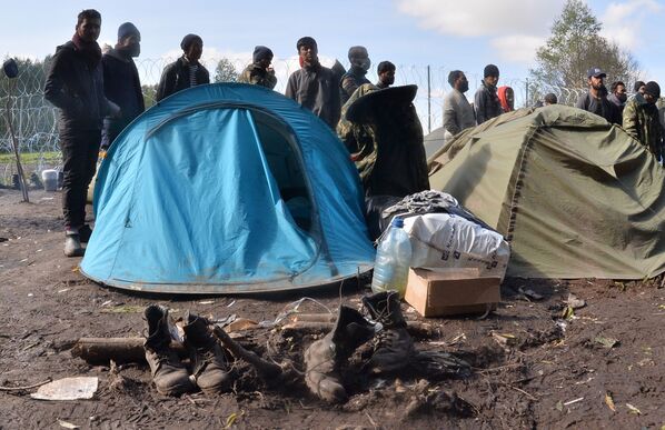 Люди в лагере нелегальных мигрантов из Афганистана на белорусско-польской границе возле деревни Уснар-Дольное. - اسپوتنیک افغانستان  