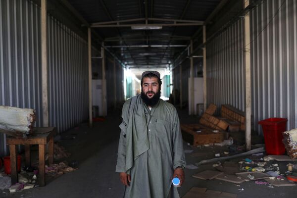 یک تن از زندانیان سابق طالب در پایگاه هوایی متروکه در بگرام. - اسپوتنیک افغانستان  