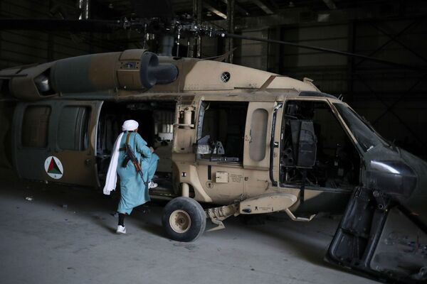 افراد طالبان در پایگاه هوایی  متروکه آمریکا بگرام. - اسپوتنیک افغانستان  