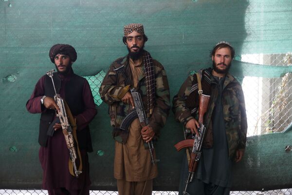 افراد طالبان در پایگاه هوایی  متروکه آمریکا بگرام. - اسپوتنیک افغانستان  