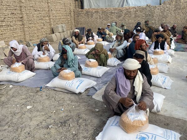 ارائه کمک های بشردوستانه برنامه جهانی غذا به مردم در ولایت قندهار. - اسپوتنیک افغانستان  