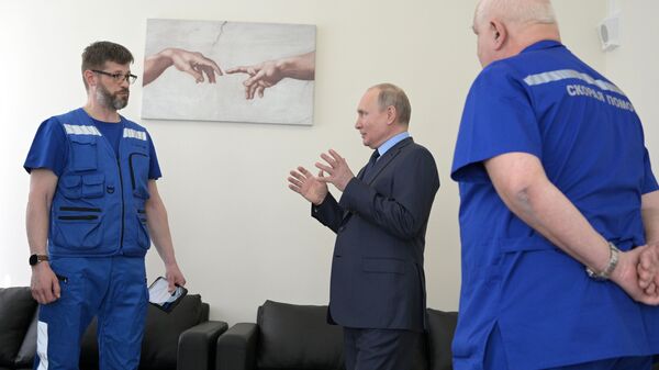 Президент России Владимир Путин во время посещения нового здания станции скорой медицинской помощи No 4 в городе Пушкине - اسپوتنیک افغانستان  