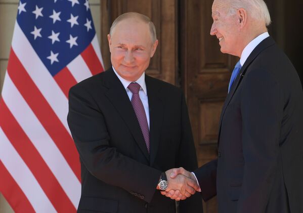 رهبران روسیه و آمریکا، ولادیمیر پوتین و جو بایدن در دیدار در ژنو در 16 جون 2021. - اسپوتنیک افغانستان  