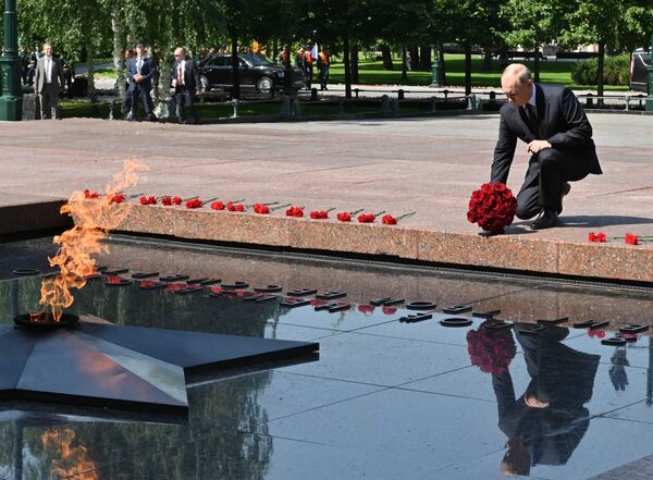 رئیس جمهور روسیه در مراسم گل گذاری در مقبره سرباز گمنام در باغ اسکندر در جوار کرملین. - اسپوتنیک افغانستان  
