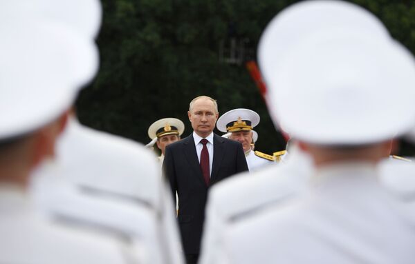 ولادیمیر پوتین در رژه  به مناسبت روز نیروی دریایی روسیه. - اسپوتنیک افغانستان  