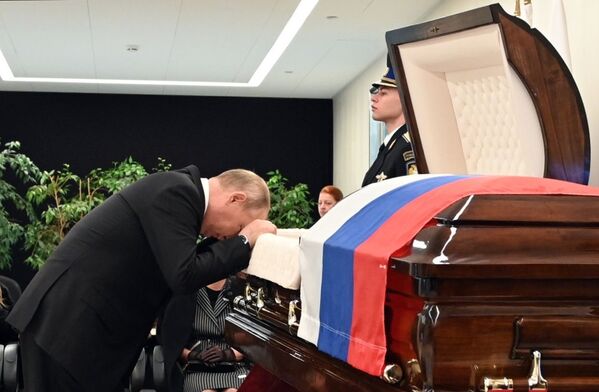 ولادیمیر پوتین در مراسم وداع با پیکر وزیر حالات اضطراری روسیه. - اسپوتنیک افغانستان  