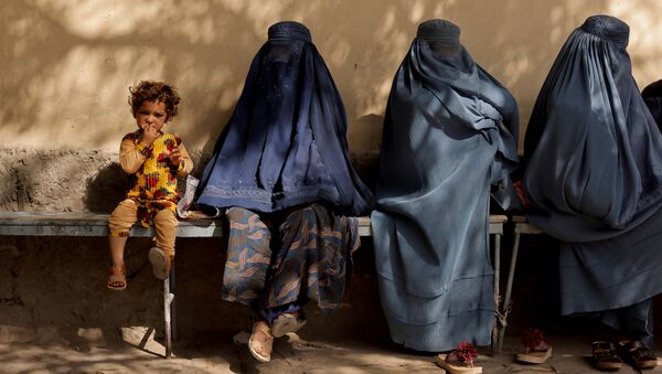 زنان چادری پوش افغان نزدیک بیمارستانی در کابل. - اسپوتنیک افغانستان  