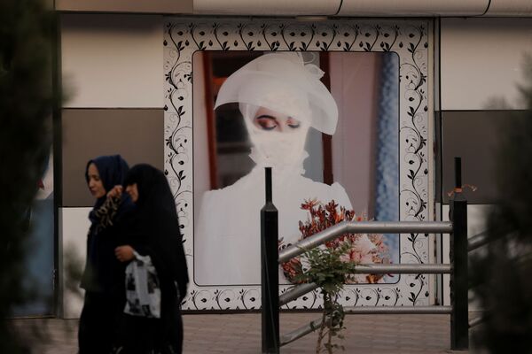 زن چادری پوش افغان نزدیک آرایشگاهی در کابل. - اسپوتنیک افغانستان  