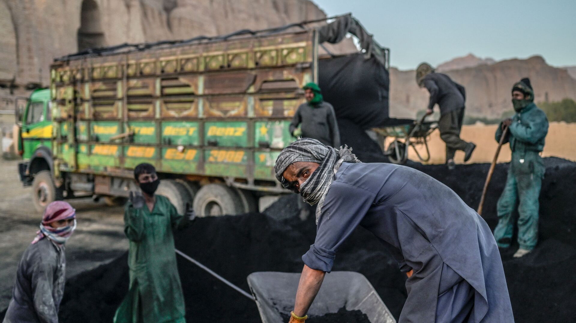 Хазарейские рабочие готовятся погрузить уголь в грузовик в провинции Бамиан - اسپوتنیک افغانستان  , 1920, 15.01.2023