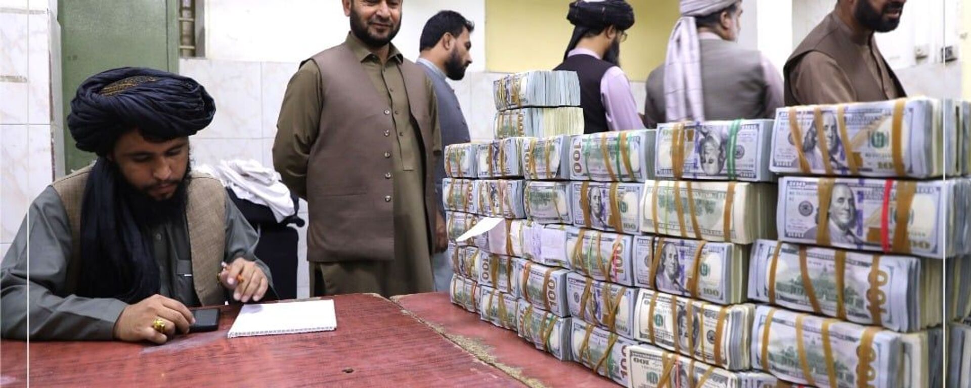 پول‌های ضبط شده مقام‌های حکومت پیشین به د افغانستان بانک سپرده شد - اسپوتنیک افغانستان  , 1920, 30.11.2022