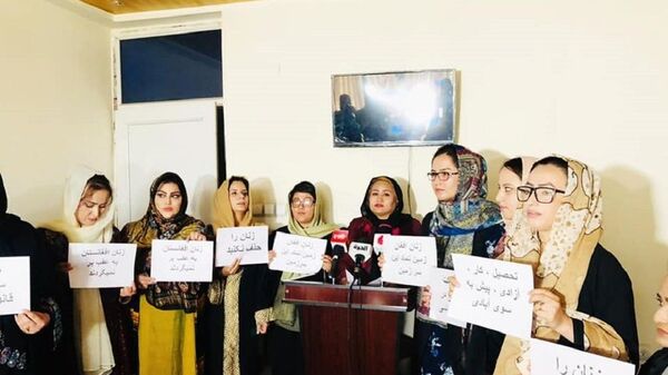 طالبان زنان افغانستان را به‌خاطر رسیدن به مقاصد سیاسی خود، گروگان نگیرد - اسپوتنیک افغانستان  