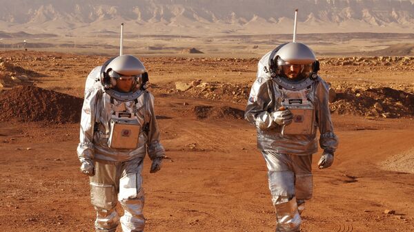 Астронавты во время учебной миссии на планету Марс ​​в кратере Рамон в израильской пустыни Негев - اسپوتنیک افغانستان  