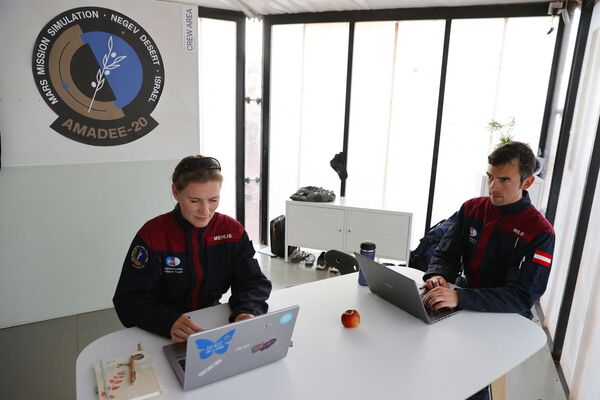 فضانورد آلمانی آنیکا مهلیس و فضانورد اتریشی روبرت وایلد قبل از مأموریت آموزشی به سیاره مریخ - اسپوتنیک افغانستان  