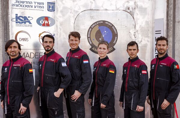 فضانوردان در مأموریت آموزشی به سیاره مریخ در دهانه رامون در صحرای نگو اسرائیل - اسپوتنیک افغانستان  