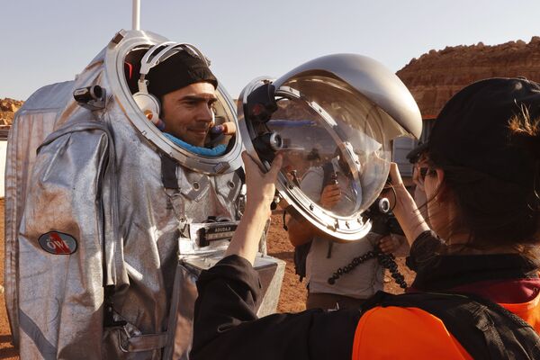 فضانوردان در مأموریت آموزشی به سیاره مریخ در دهانه رامون در صحرای نگو اسرائیل - اسپوتنیک افغانستان  