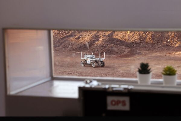 نمایی از مأموریت آموزشی به سیاره مریخ در دهانه رامون در صحرای نگوی اسرائیل - اسپوتنیک افغانستان  