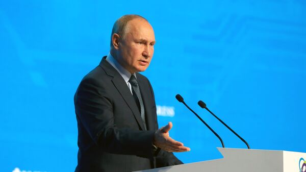 Президент России Владимир Путин во время выступления на пленарном заседании форума Российская энергетическая неделя - اسپوتنیک افغانستان  