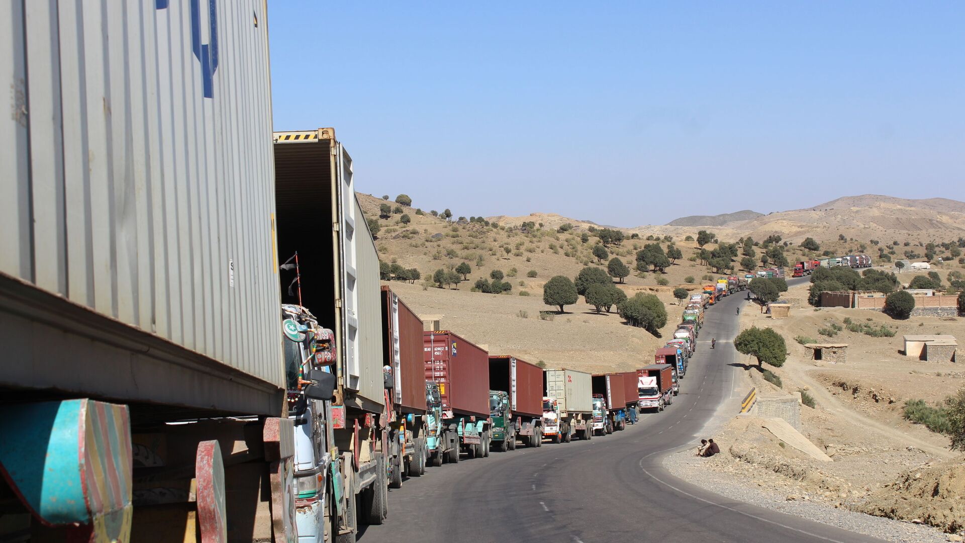 Длинная очередь грузовиков на границе Афганистана с Пакистаном - اسپوتنیک افغانستان  , 1920, 21.08.2022
