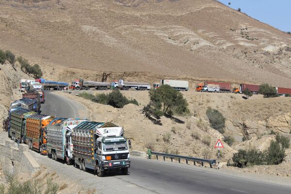 ده‌ها موتر باربری بخاطر بسته بودن مرز در نزدیکی سرحد پاکستان ایستاده اند. - اسپوتنیک افغانستان  