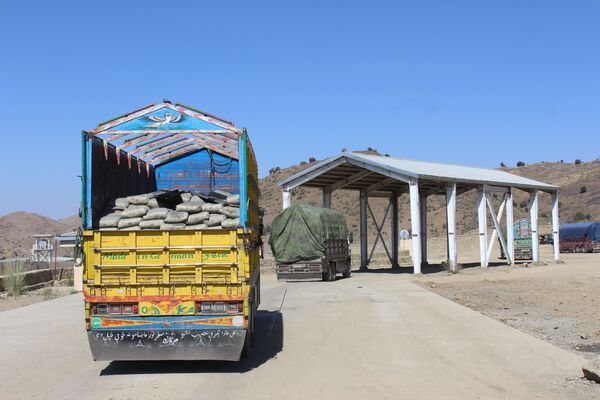ده‌ها موتر باربری بخاطر بسته بودن مرز در نزدیکی سرحد پاکستان ایستاده اند. - اسپوتنیک افغانستان  
