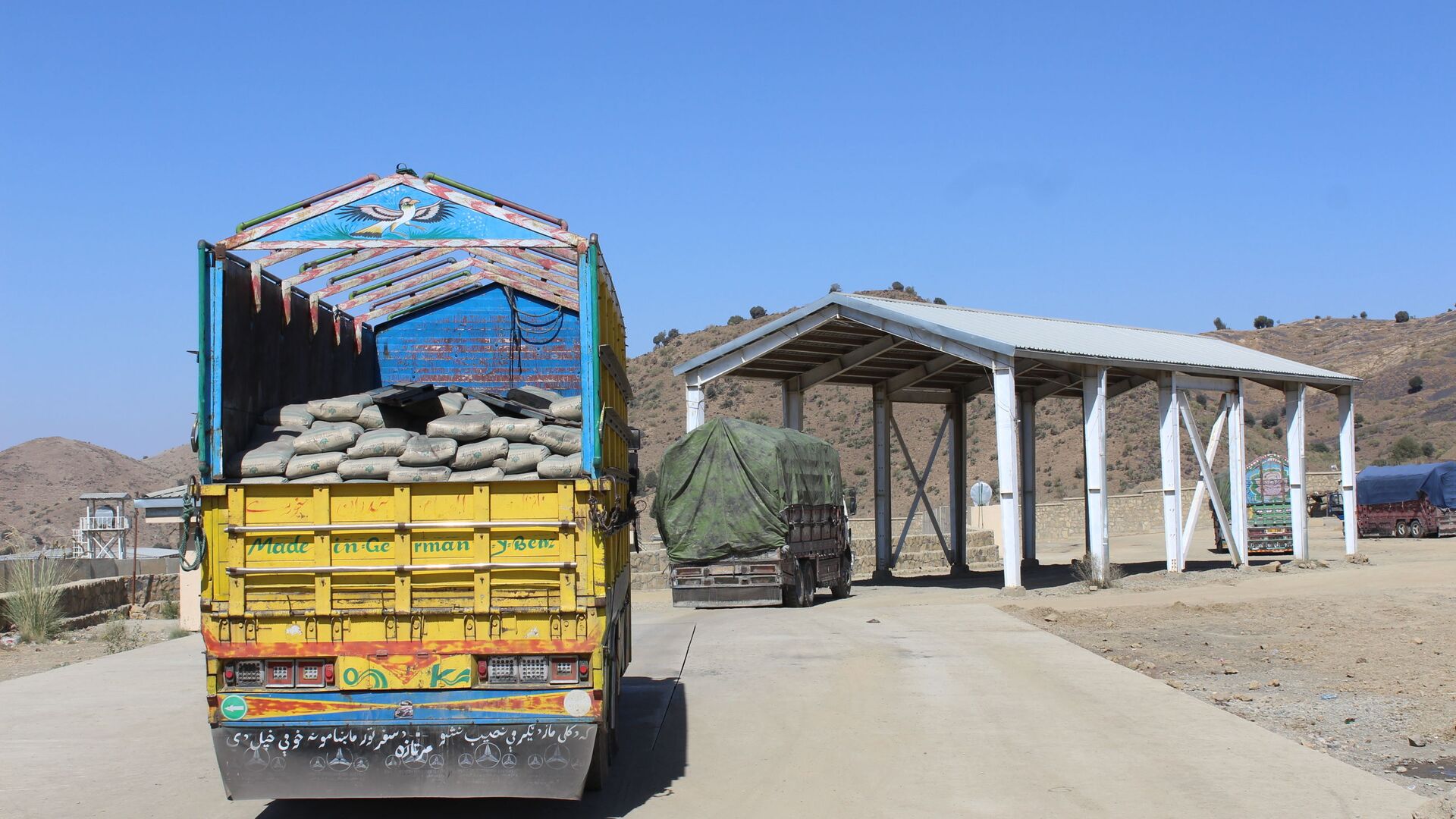 Длинная очередь грузовиков на границе Афганистана с Пакистаном - اسپوتنیک افغانستان  , 1920, 27.02.2022