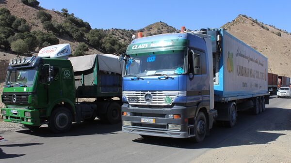 Длинная очередь грузовиков на границе Афганистана с Пакистаном - اسپوتنیک افغانستان  