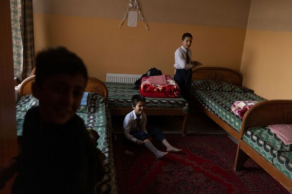 یکی از مربیان در اتاق پرورشگاه در کابل - اسپوتنیک افغانستان  