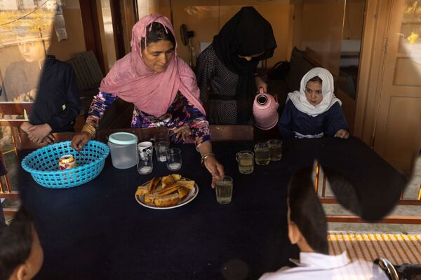 دختران پرورشگاه کابل در حال بازی، در حال آماده کردن صبحانه - اسپوتنیک افغانستان  