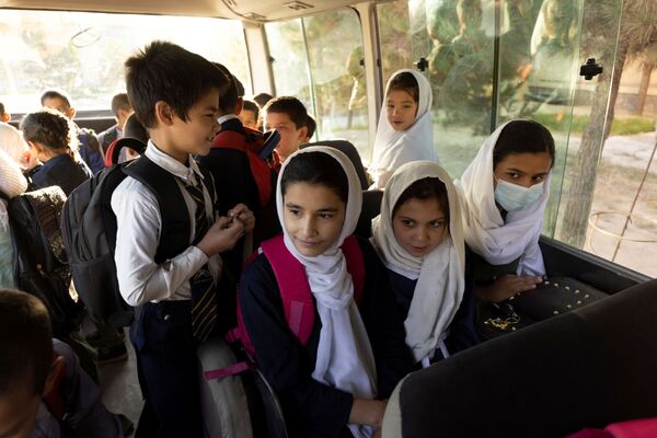 بچه های پرورشگاه با بس به مکتب می‌روند - اسپوتنیک افغانستان  