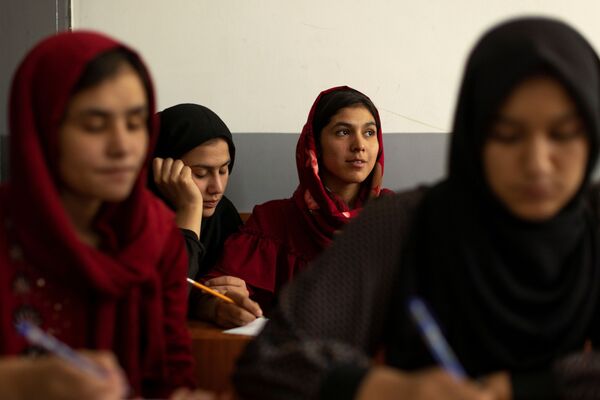 دختران در حال درس خواندن - اسپوتنیک افغانستان  